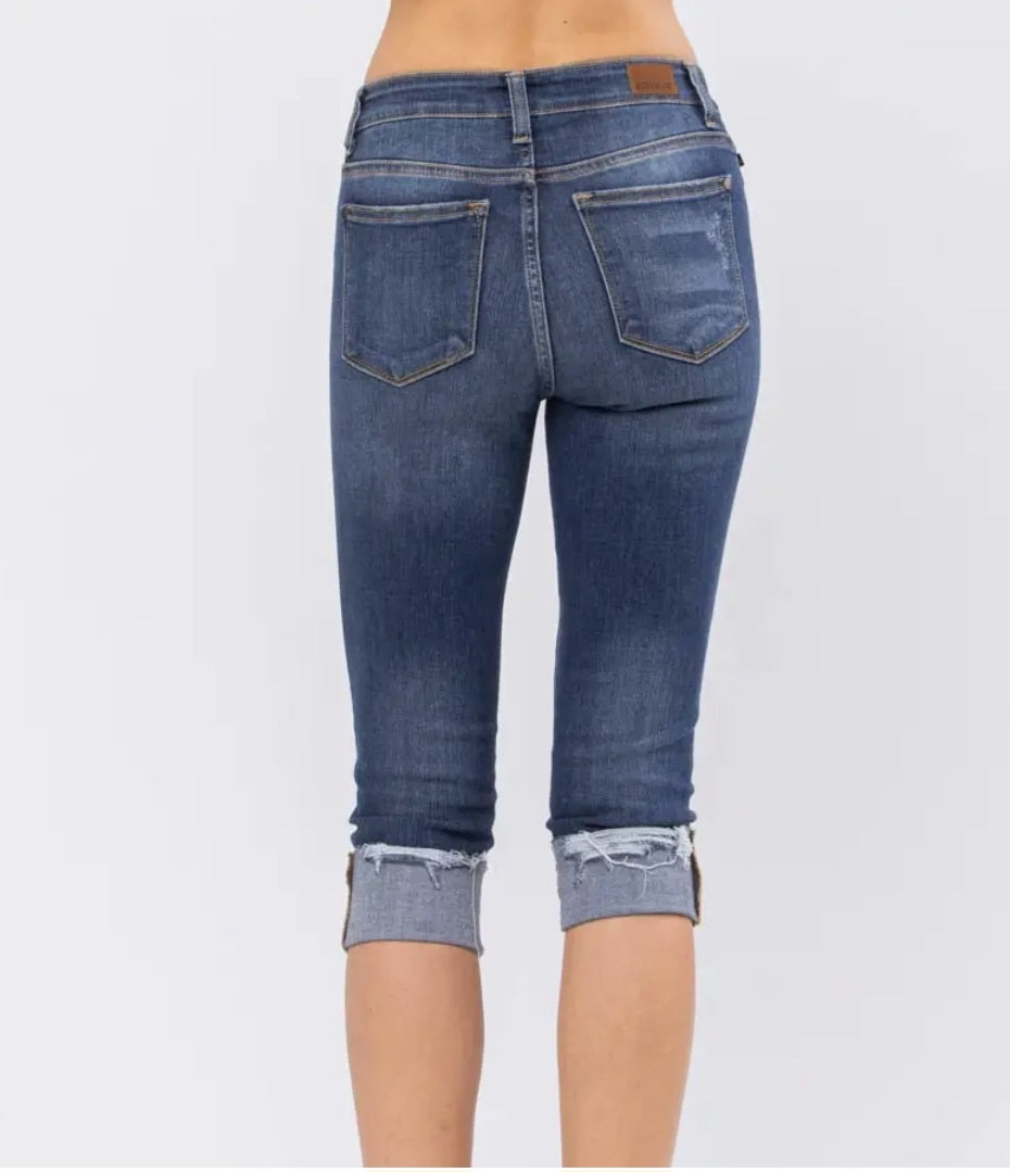 Mid Rise Destroyed Cuff Capri